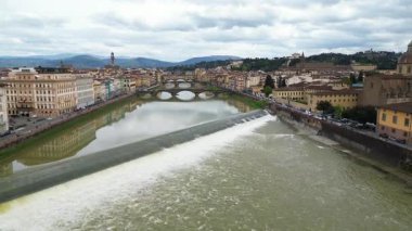 Avrupa, İtalya, Floransa - Arno nehri ile Floransa 'nın İHA görüntüsü, tarihi Floransa evleri, Ortaçağ ve Rönesans binaları ile Lungarno