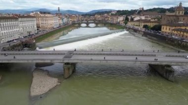 Avrupa, İtalya, Floransa - Arno nehri ile Floransa 'nın İHA görüntüsü, tarihi Floransa evleri, Ortaçağ ve Rönesans binaları ile Lungarno