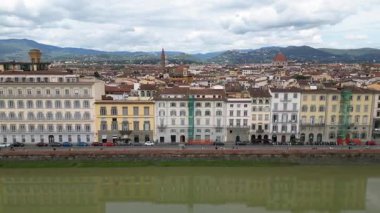 Avrupa, İtalya, Floransa - Arno nehri ile Floransa 'nın insansız hava görüntüsü, tarihi Floransa evleri ile Lungarno