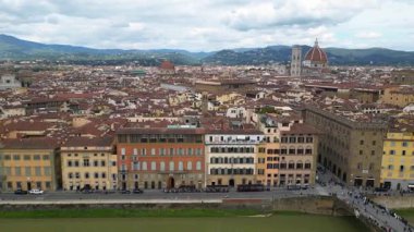 Avrupa, İtalya, Floransa - Arno nehri ile Floransa 'nın insansız hava görüntüsü, tarihi Floransa evleri ile Lungarno