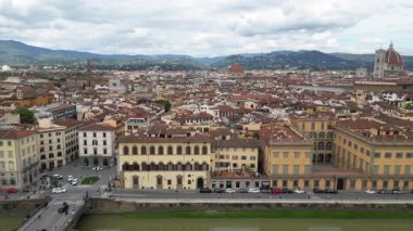 Avrupa, İtalya, Floransa - Arno nehri ile Floransa 'nın insansız hava görüntüsü, tarihi Floransa evleri ile Lungarno