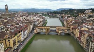 Avrupa, İtalya, Floransa - Arno nehri ile Floransa 'nın İHA görüntüsü, tarihi Floransa evleri, Ortaçağ ve Rönesans binaları ile Lungarno