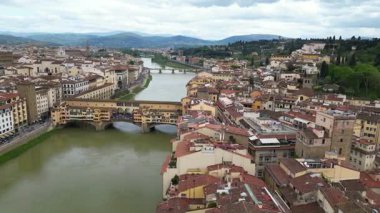 Avrupa, İtalya, Floransa - Arno nehri ile Floransa 'nın İHA görüntüsü, tarihi Floransa evleri, Ortaçağ ve Rönesans binaları ile Lungarno