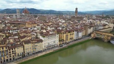 Avrupa, İtalya, Floransa - Arno nehri ile Floransa 'nın İHA görüntüsü, tarihi Floransa evleri, Ortaçağ ve Rönesans binaları ile Lungarno