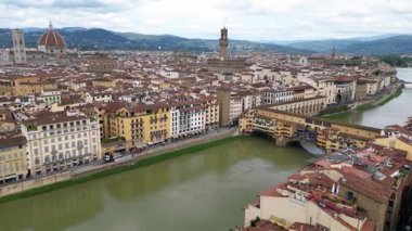 Avrupa, İtalya, Floransa - Arno nehri ile Floransa 'nın İHA görüntüsü, tarihi Floransa evleri, Ortaçağ ve Rönesans binaları ile Lungarno