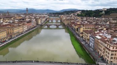 Avrupa, İtalya, Floransa - Arno nehri ile Floransa 'nın İHA görüntüsü, tarihi Floransa evleri, Ortaçağ ve Rönesans binaları ile Lungarno