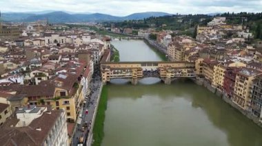 Avrupa, İtalya, Floransa - Arno nehri ile Floransa 'nın İHA görüntüsü, tarihi Floransa evleri, Ortaçağ ve Rönesans binaları ile Lungarno