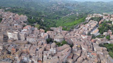 Perugia 'nın tarihi merkezinin insansız hava görüntüsü Umbrian Apeninlerinin tepelerine tünemiş evler tipik kiremitli çatıları olan evler - Piazza IV Novembre