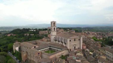 Avrupa, İtalya, Umbria, Perugia: Perugia şehir merkezindeki St. Peter Bazilikası (San Pietro) ve Abbey kilise katedralinin insansız hava aracı görüntüsü. Umbria 'daki turizm merkezi.