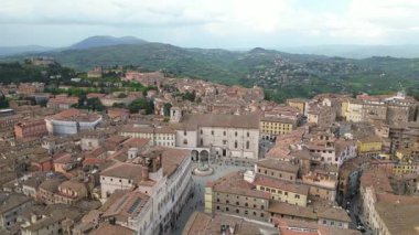 Perugia 'nın tarihi merkezinin insansız hava görüntüsü Umbrian Apeninlerinin tepelerine tünemiş evler tipik kiremitli çatıları olan evler - Piazza IV Novembre
