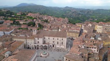 Perugia 'nın tarihi merkezinin insansız hava görüntüsü Umbrian Apeninlerinin tepelerine tünemiş evler tipik kiremitli çatıları olan evler - Piazza IV Novembre