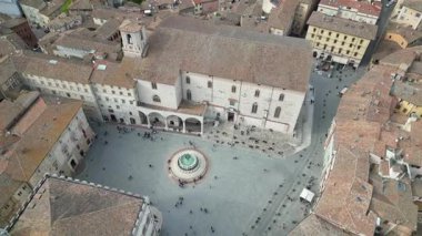 İtalya, Umbria, Perugia insansız hava aracı hava manzarası. Piazza IV Novembre 'de (Piazza Grande) yer alan Fontana Dergisi, Perugia kentinin sembolik anıtıdır. 