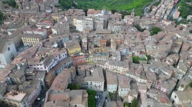 Perugia 'nın tarihi merkezinin insansız hava görüntüsü Umbrian Apeninlerinin tepelerine tünemiş evler tipik kiremitli çatıları olan evler - Piazza IV Novembre