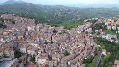 Perugia 'nın tarihi merkezinin insansız hava görüntüsü Umbrian Apeninlerinin tepelerine tünemiş evler tipik kiremitli çatıları olan evler - Piazza IV Novembre
