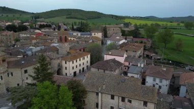 Avrupa, İtalya, Umbria, Perugia, Mugnano, Tuscan Umbrian Apennines 'in ortaçağ duvarları arasında yer alan bir köydür.