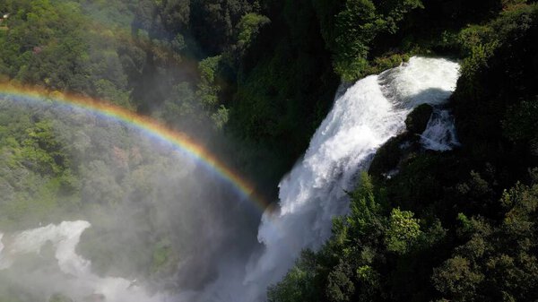 ИТАЛИЯ, вид с дрона на удивительную радугу и водопад у водопада Мармор в Умбрия Терни 