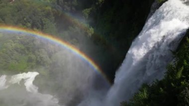İtalya, Umbria Terni 'deki Marmore Şelalesi' ndeki muhteşem gökkuşağı ve şelalenin insansız hava aracı görüntüsü vahşi doğanın muhteşem insansız hava aracı görüntüleri. 