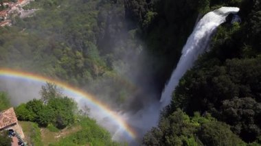 İtalya, Umbria Terni 'deki Marmore Şelalesi' ndeki muhteşem gökkuşağı ve şelalenin insansız hava aracı görüntüsü vahşi doğanın muhteşem insansız hava aracı görüntüleri. 