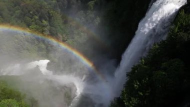 İtalya, Umbria Terni 'deki Marmore Şelalesi' ndeki muhteşem gökkuşağı ve şelalenin insansız hava aracı görüntüsü vahşi doğanın muhteşem insansız hava aracı görüntüleri. 