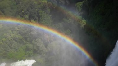 İtalya, Umbria Terni 'deki Marmore Şelalesi' ndeki muhteşem gökkuşağı ve şelalenin insansız hava aracı görüntüsü vahşi doğanın muhteşem insansız hava aracı görüntüleri. 