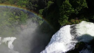 İtalya, Umbria Terni 'deki Marmore Şelalesi' ndeki muhteşem gökkuşağı ve şelalenin insansız hava aracı görüntüsü vahşi doğanın muhteşem insansız hava aracı görüntüleri. 