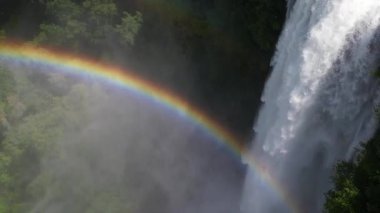 İtalya, Umbria Terni 'deki Marmore Şelalesi' ndeki muhteşem gökkuşağı ve şelalenin insansız hava aracı görüntüsü vahşi doğanın muhteşem insansız hava aracı görüntüleri. 