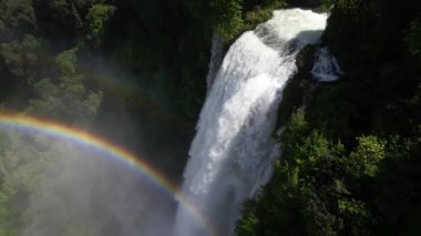 İtalya, Umbria Terni 'deki Marmore Şelalesi' ndeki muhteşem gökkuşağı ve şelalenin insansız hava aracı görüntüsü vahşi doğanın muhteşem insansız hava aracı görüntüleri. 