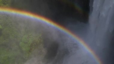 İtalya, Umbria Terni 'deki Marmore Şelalesi' ndeki muhteşem gökkuşağı ve şelalenin insansız hava aracı görüntüsü vahşi doğanın muhteşem insansız hava aracı görüntüleri. 