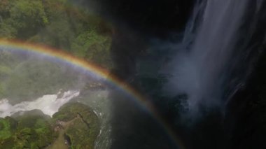 İtalya, Umbria Terni 'deki Marmore Şelalesi' ndeki muhteşem gökkuşağı ve şelalenin insansız hava aracı görüntüsü vahşi doğanın muhteşem insansız hava aracı görüntüleri. 