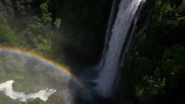 İtalya, Umbria Terni 'deki Marmore Şelalesi' ndeki muhteşem gökkuşağı ve şelalenin insansız hava aracı görüntüsü vahşi doğanın muhteşem insansız hava aracı görüntüleri. 