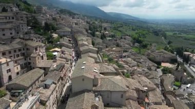 EUROPE, ITALY, ASSISI 06.04.2025. Saint Francis Papalık Ataerkil Bazilikası yakınlarındaki fayanslı çatıları olan tarihi kentin insansız hava görüntüsü. 