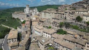 EUROPE, ITALY ASSISI 06,04,2025 The Basilica of Saint Francis San Francesco in Assisi, Umbria. Saint Francis Papalık Ataerkil Bazilikası ve tarihi kent