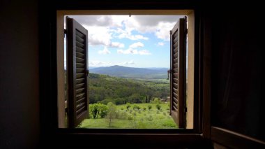 Sabah uyandığınızda pencereyi açın ve doğanın yeşilliğine batmış muhteşem bir manzara görün - kırsal kesimin güzelliği tatillerin başlaması ve yaz tatillerinin başlaması