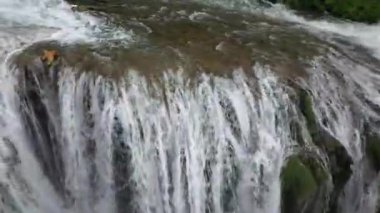 İtalya, Umbria: Marmore Falls 'un yukarıdan düşüşünün çarpıcı insansız hava aracı görüntüleri.