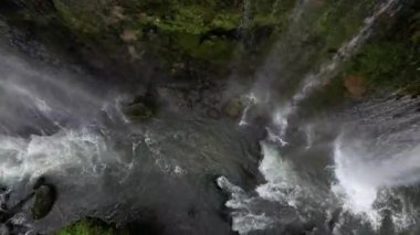 İtalya, Umbria: Marmore Falls 'un yukarıdan düşüşünün çarpıcı insansız hava aracı görüntüleri.
