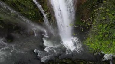 Marmore Falls 'un İtalya, Umbria' daki vahşi doğadaki çarpıcı insansız hava aracı görüntüleri. 