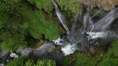 Marmore Falls 'un İtalya, Umbria' daki vahşi doğadaki insansız hava aracı videosu 