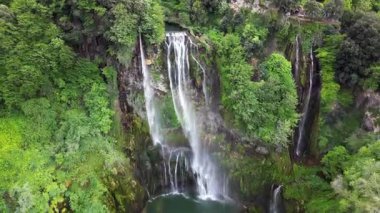 İtalya 'da muhteşem Marmore şelaleleri olan vahşi doğa manzaraları, insansız hava aracı videoları. 