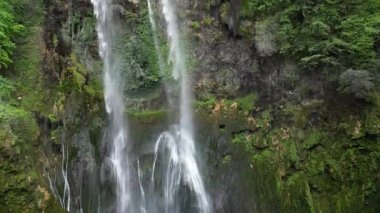 İtalya 'daki Marmore Falls' un muhteşem insansız hava aracı görüntüleri, vahşi doğa manzaraları.
