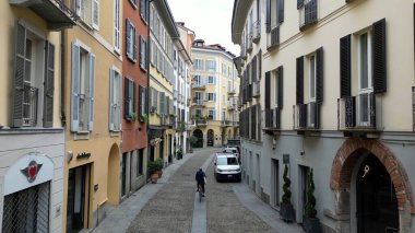 Avrupa, İtalya, Milan. Brera bölgesinin ünlü renkli evleri ve yürüyen insanları var. 