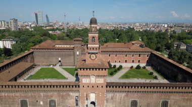 Milano 'daki eski bir kasaba. Ünlü ve tarihi Sforza Kalesi binası 