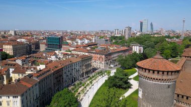 Milano 'daki eski bir kasaba. Ünlü ve tarihi Sforza Kalesi binası 