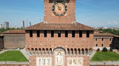 Sforza Kalesi 'nin manzarası. Avrupa 'da, İtalya' da, Milano 'da turistik ilgi. 