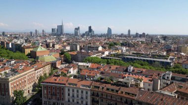 Eski kasaba ve Sforza Kalesi 'nin manzarası. Milano şehir merkezinde turistik bir eğlence.. 
