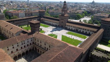 Milan 'ın merkezindeki eski kasabanın havadan görüntüsü. Ünlü ve tarihi Sforza Kalesi binası 