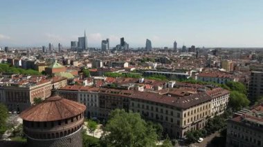 Sforza Castle 'ın İtalya, Milan' daki İHA video görüntüleri.  