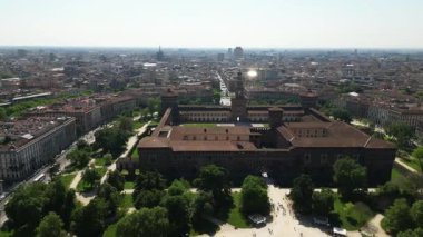 Sforza Castle 'ın İtalya, Milan' daki İHA video görüntüleri.  