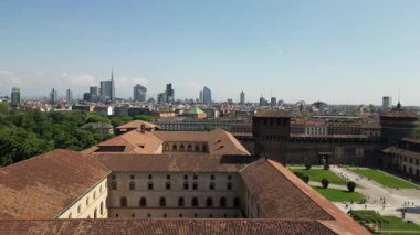 İtalya, Milano 'daki Sforza Kalesi istihkam mimarisinin gündüz görüntüsü.  