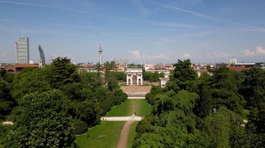 Tarihi şehir kemerine doğru uzanan yemyeşil bir park.