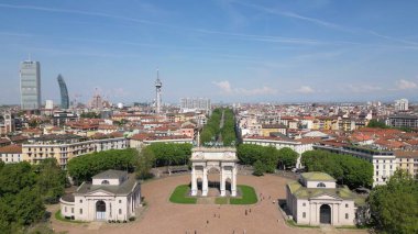 Gökyüzü manzarası tarihi kemer heykelini çevreleyen şehir manzarasını gösteriyor